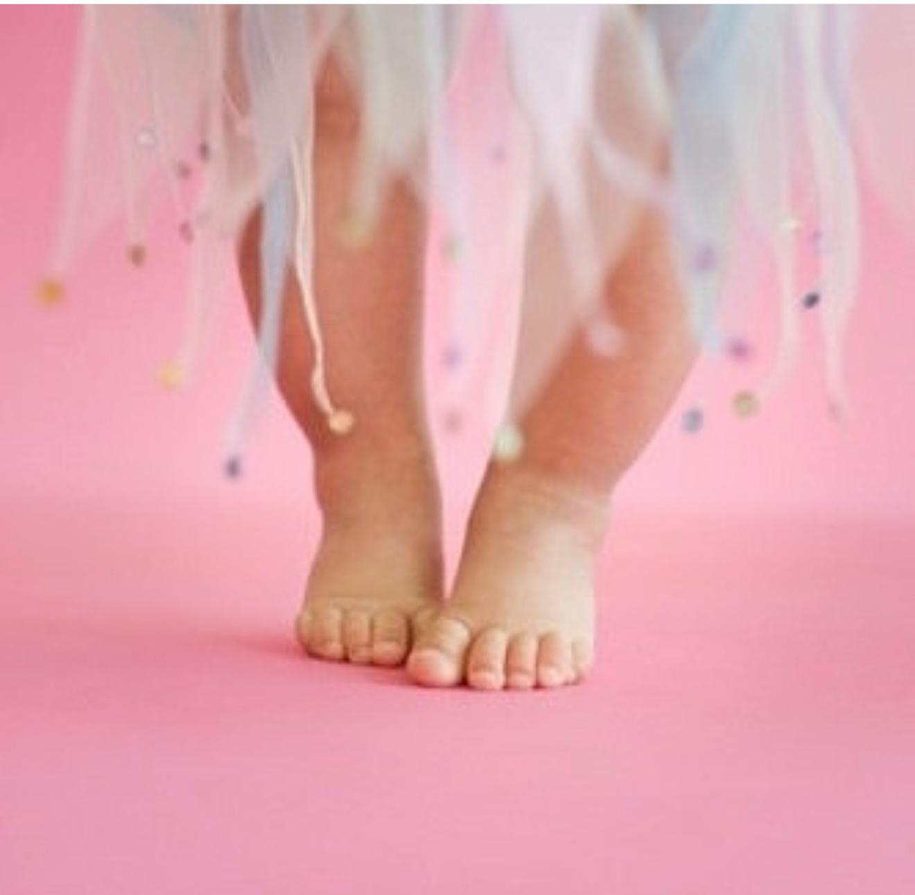 Pies de una niña caminando para representar la podología infantil